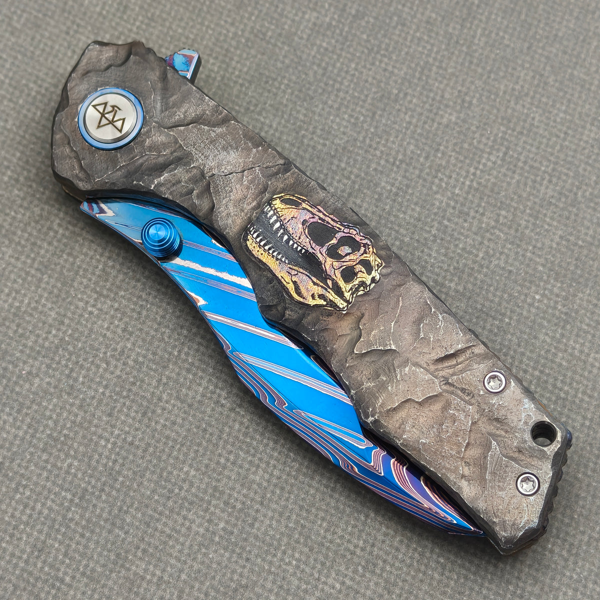 VORIXN Rexveil KB154 Folding Knife – closed non-clip side view showing titanium handle design and pivot.