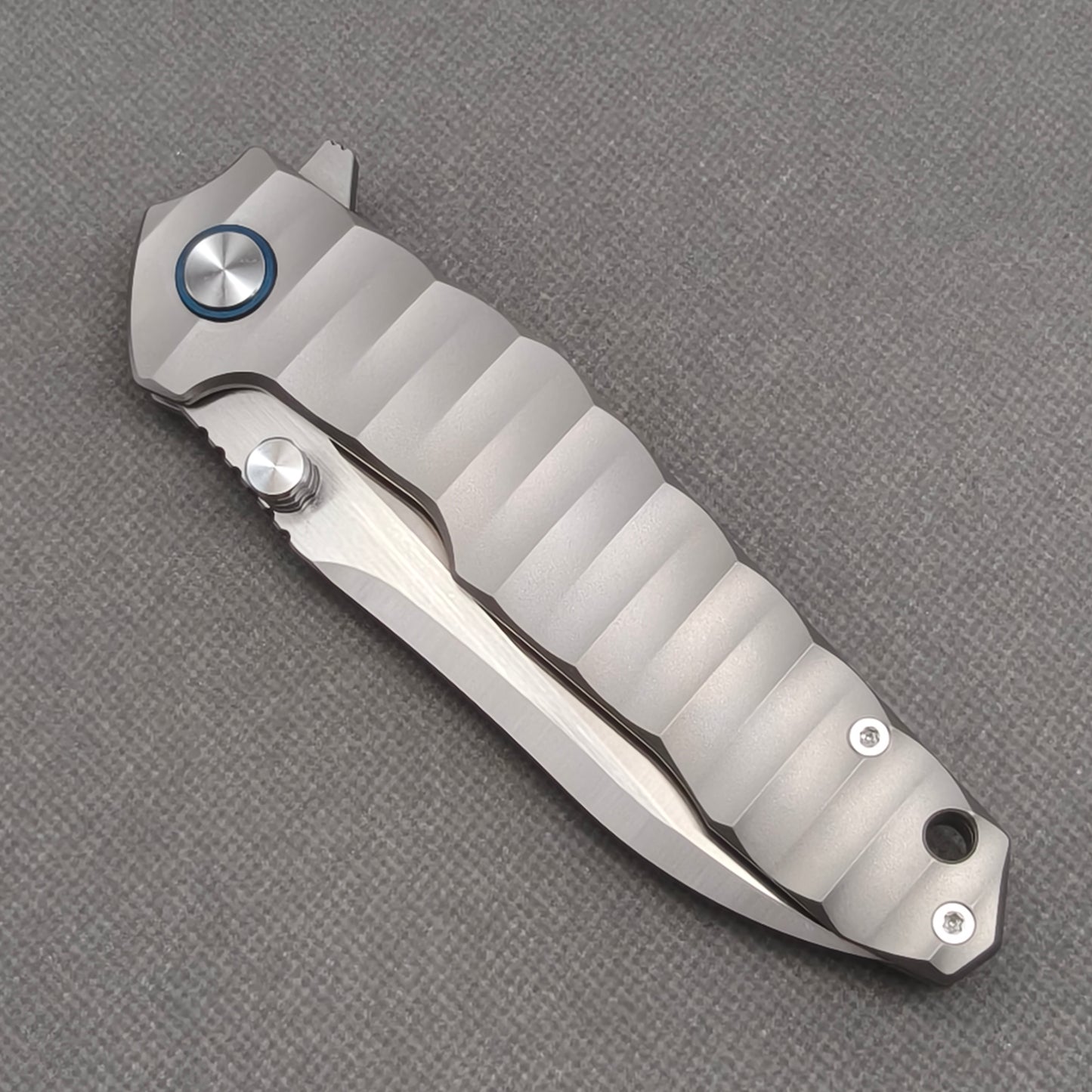Couteau VORIXN "Longreach" avec ouverture flipper et double-molette, manche en titane (lame 10Cr15CoMoV de 4,1") KB002
