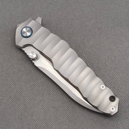 Couteau VORIXN "Longreach" avec ouverture flipper et double-molette, manche en titane (lame 10Cr15CoMoV de 4,1") KB002