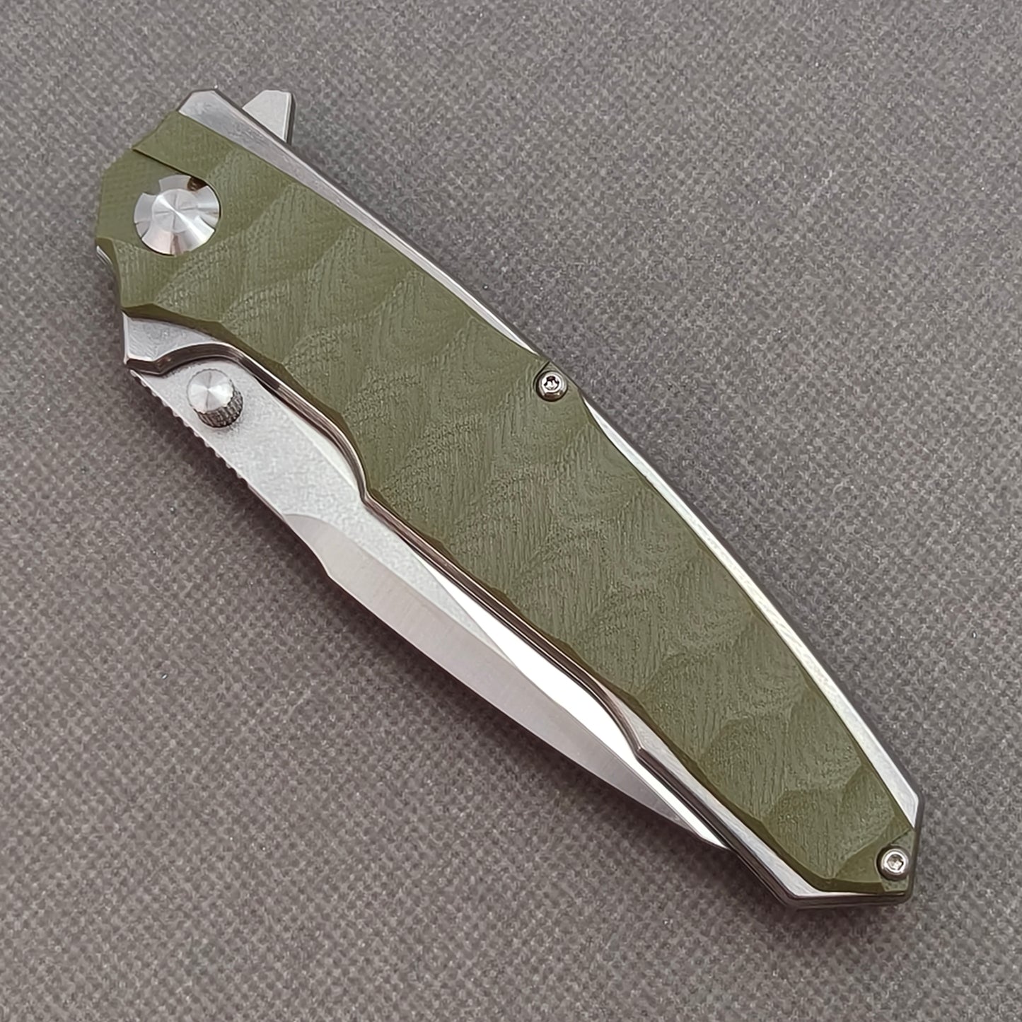 VORIXN KA007 closed non-clip side view showing green G10 handle design and pivot detail.