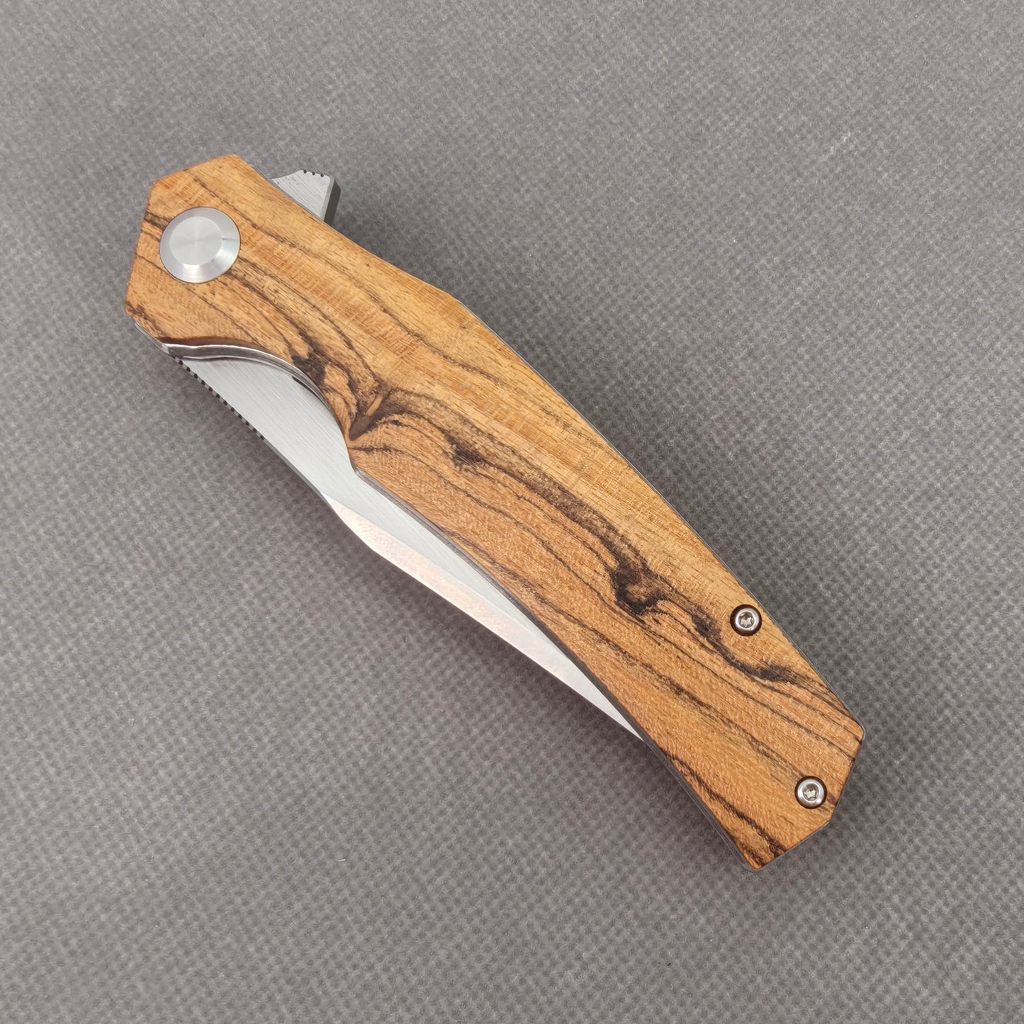 VORIXN KA013 closed non-clip side view showing golden sandalwood handle design and pivot detail.