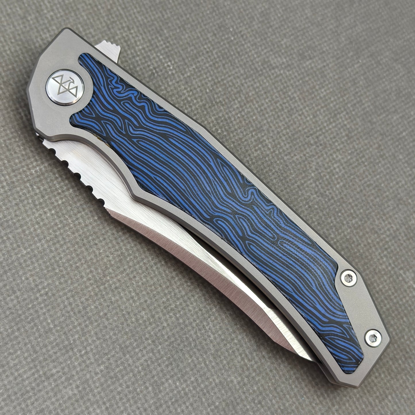 VORIXN Carbon Crest KB003 blade spine detail
