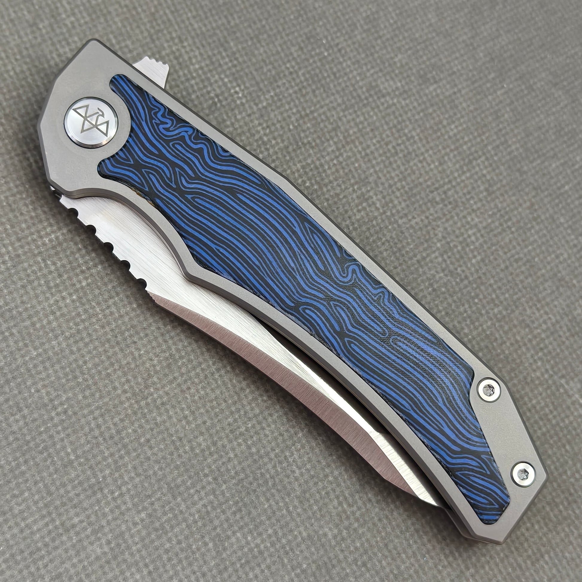 VORIXN Carbon Crest KB003 blade spine detail