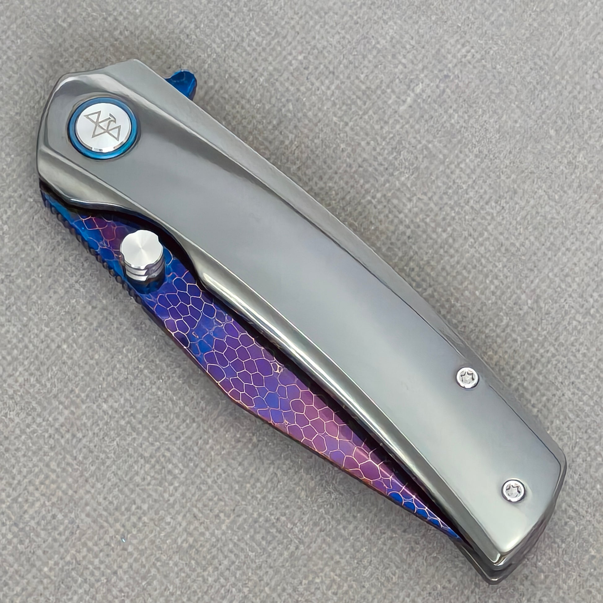 VORIXN Dragonflare KB083 hand-flamed zirconium handle close-up