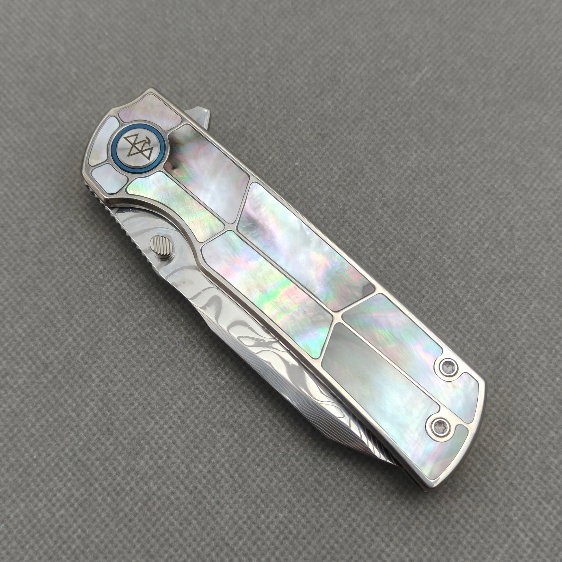VORIXN KB059 closed non-clip side view showing black pearl inlaid titanium handle design and pivot detail.