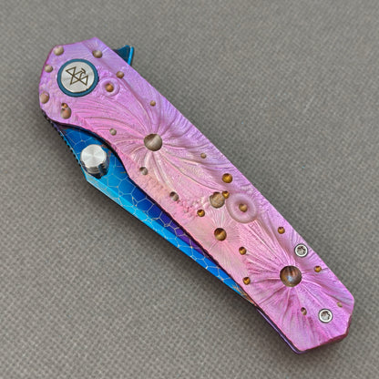 Couteau pliant Vorixn « Impact Origin » Flipper et repose-pouce, manche anodisé gravé en titane (lame en acier Damas de 3,6") KB069