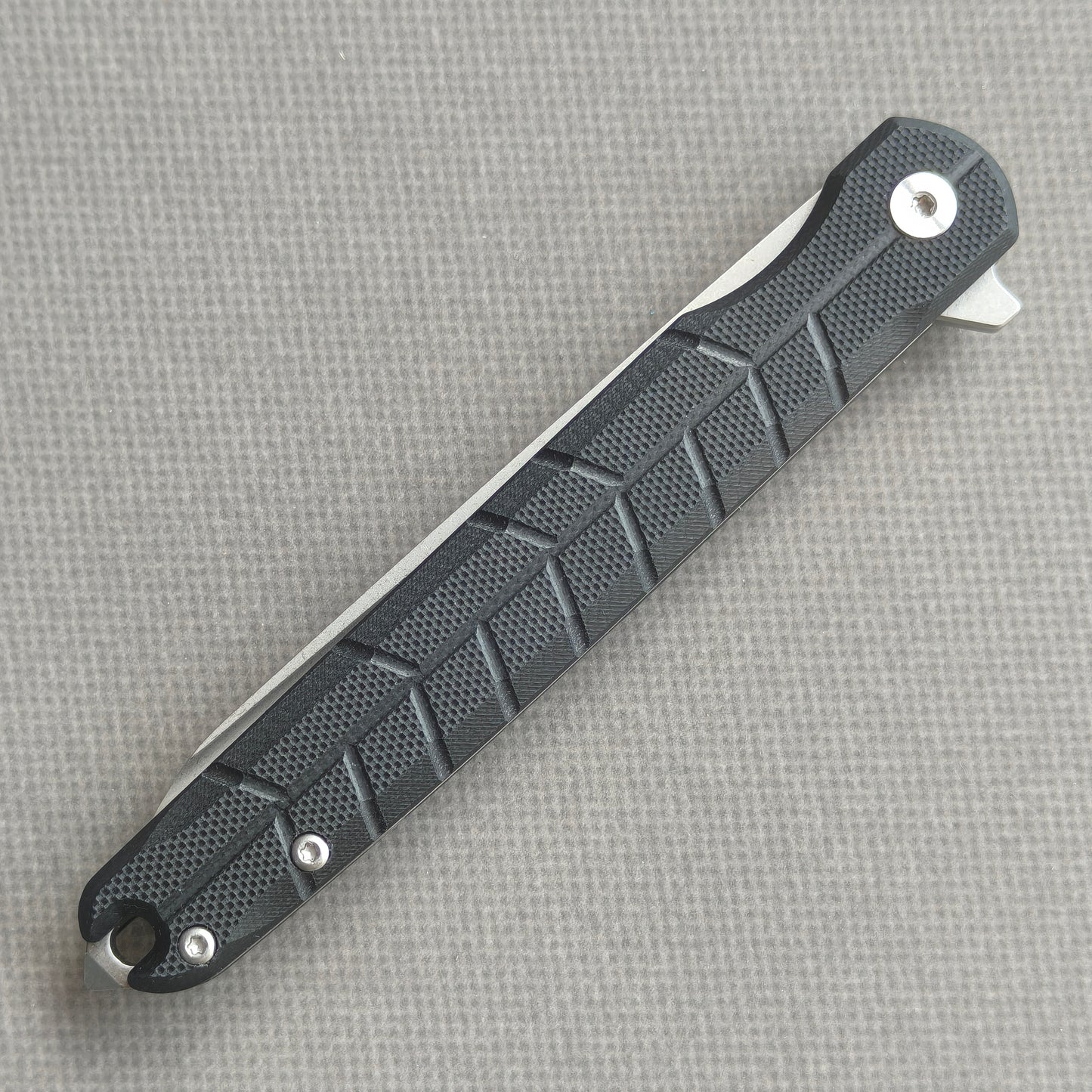 VORIXN KM001 closed non-clip side view showing carbon fiber handle design and pivot detail.