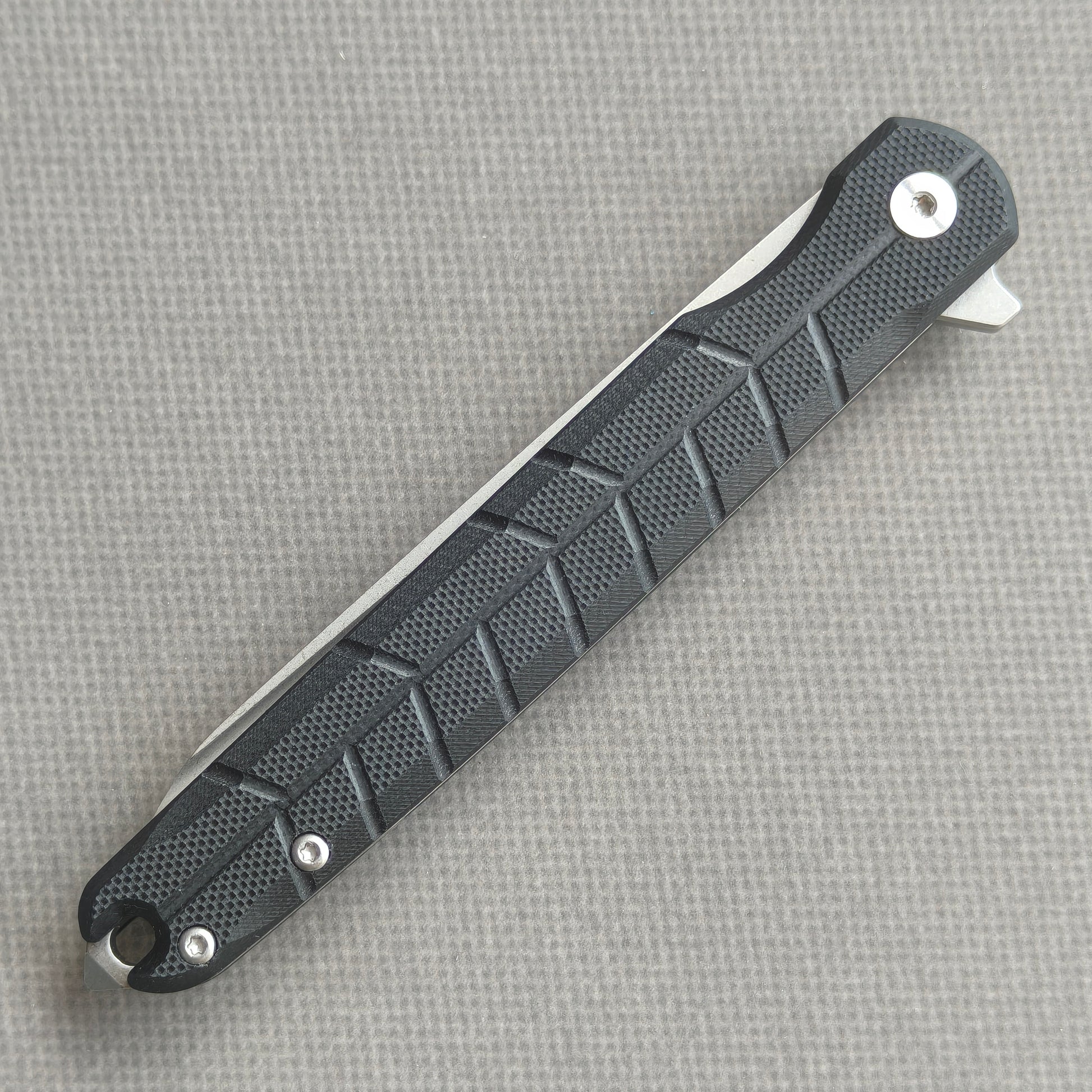 VORIXN KM001 closed non-clip side view showing carbon fiber handle design and pivot detail.