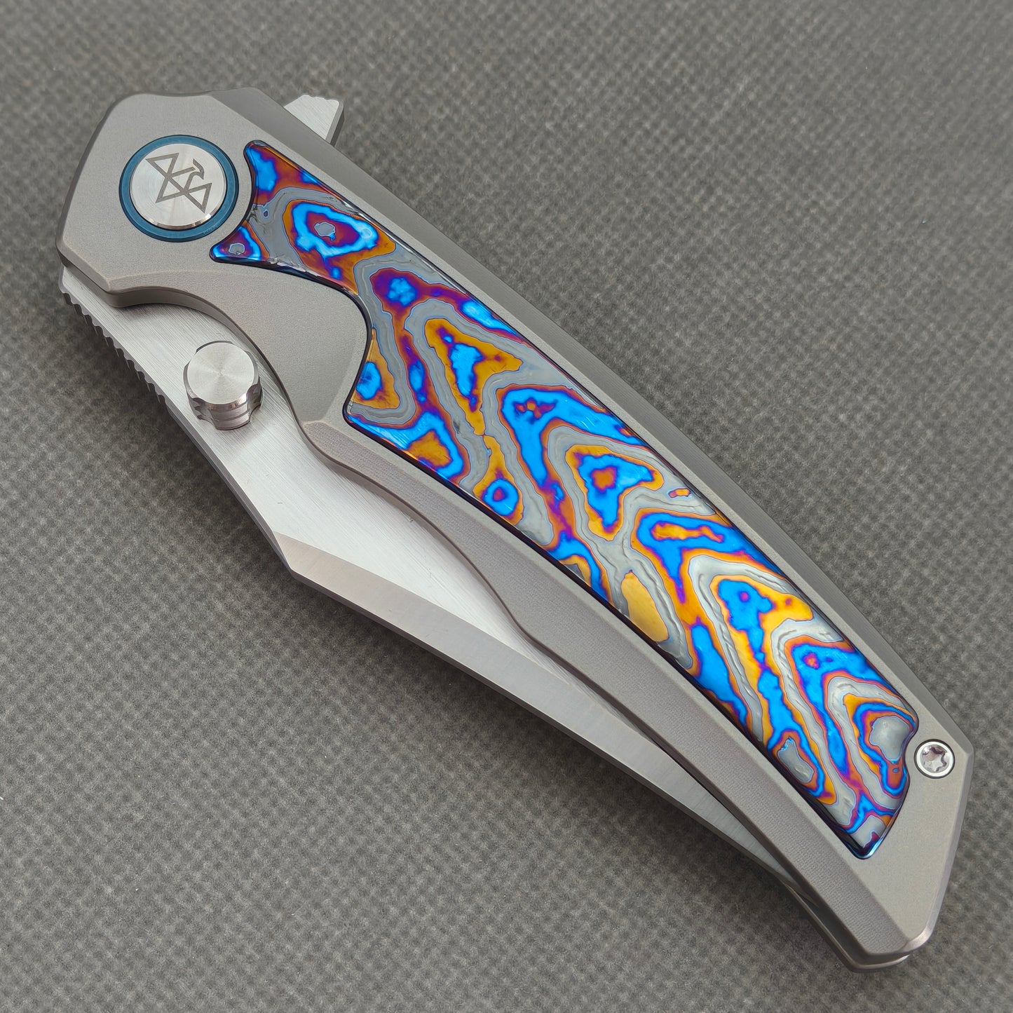 VORIXN KB030 Abyssal Folding Knife – closed non-clip side view showing Zirconium handle design and pivot