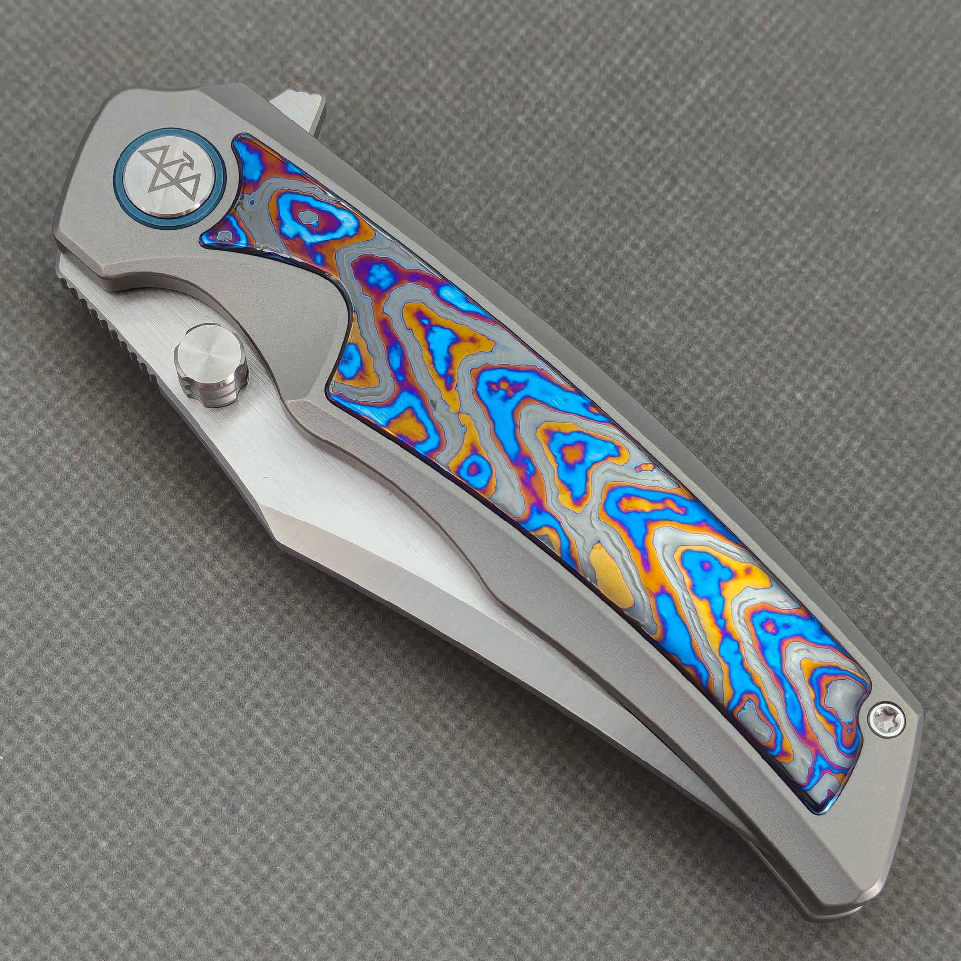 VORIXN KB030 Abyssal Folding Knife – closed non-clip side view showing Zirconium handle design and pivot