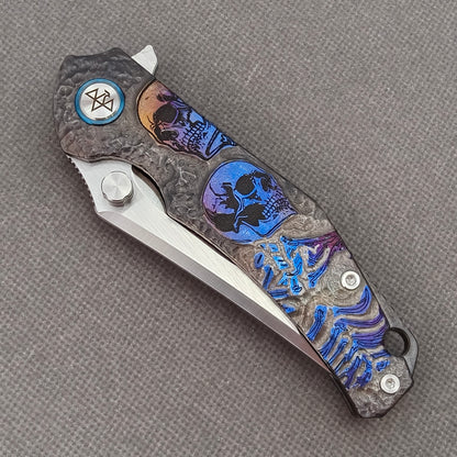 VORIXN „Skull Titanium“ Flipper- & Daumenpin-Messer, titangraviert, Griff mit eloxierter Farbgebung (4,0" 10Cr15CoMoV Klinge) KB006