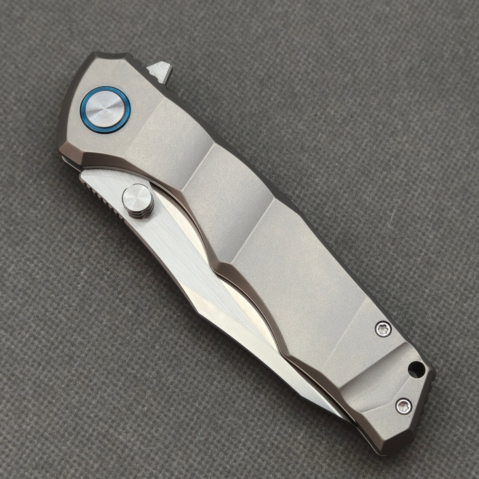 VORIXN KB014 closed non-clip side view showing titanium handle design and pivot detail.