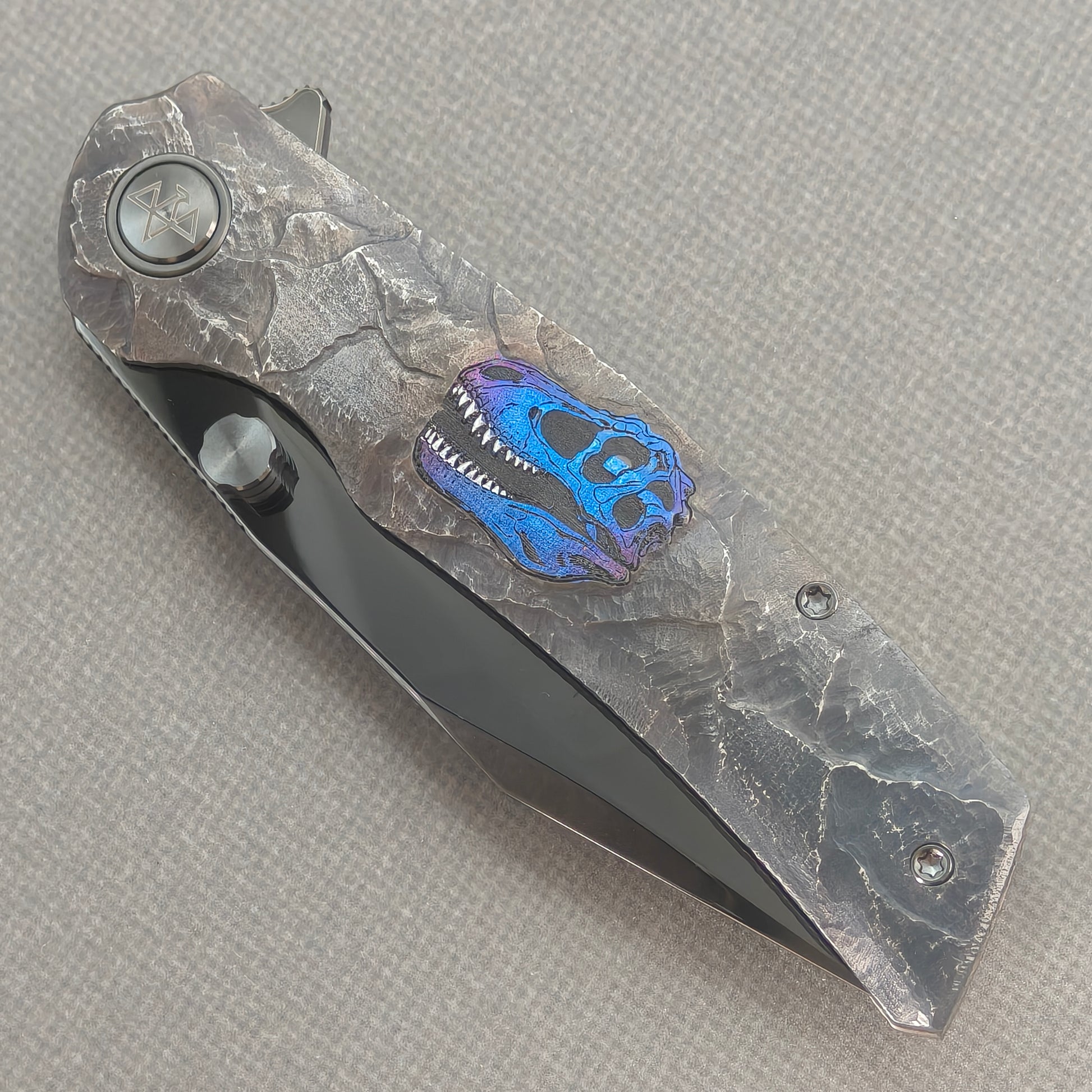 VORIXN Rex KB118 Folding Knife – closed non-clip side view showing hand-engraved anodized titanium handle design and pivot
