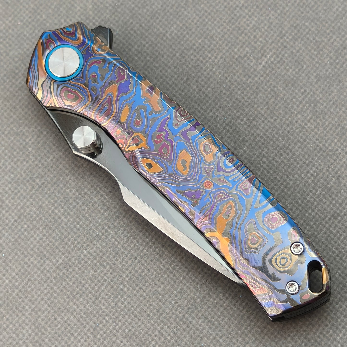 Vorixn „TOPOGRAPH“ Flipper- & Daumenpin-Messer, Titan-Griff (9,1 cm Klinge aus 10Cr15CoMoV Stahl) KB046