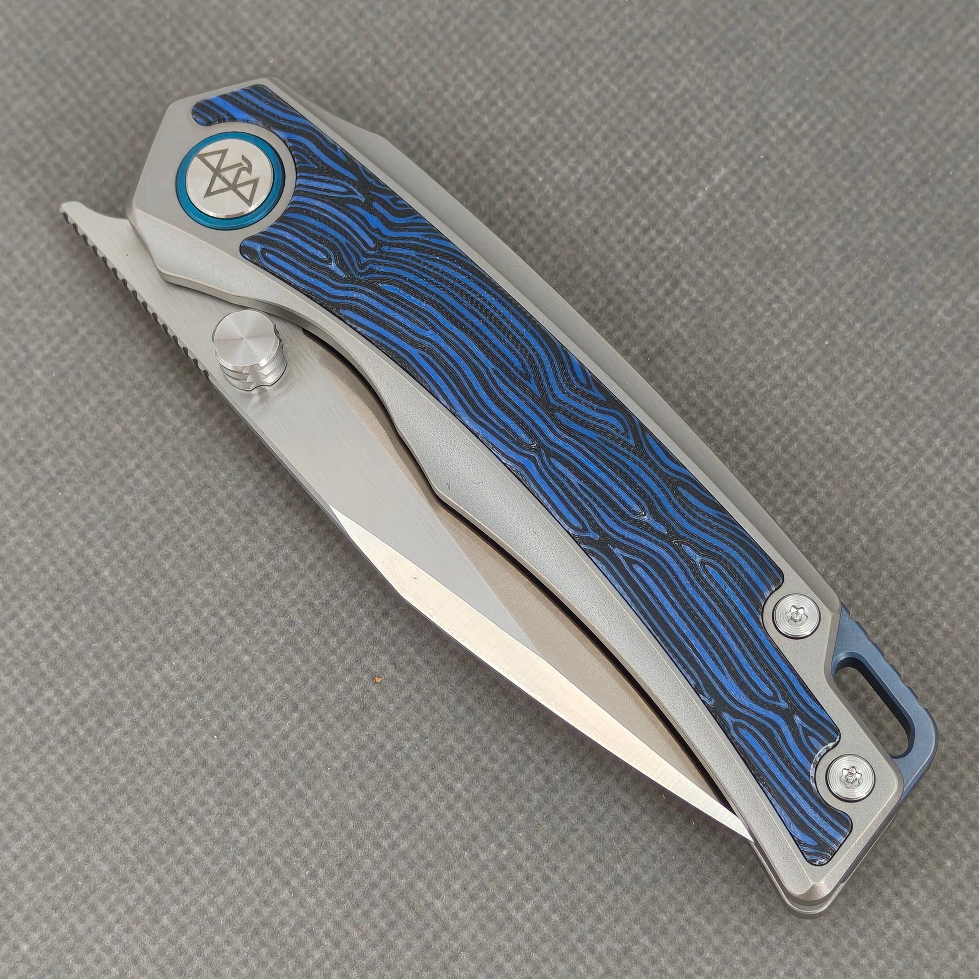 VORIXN KB005 closed non-clip side view showing titanium and G10 handle design and pivot detail.
