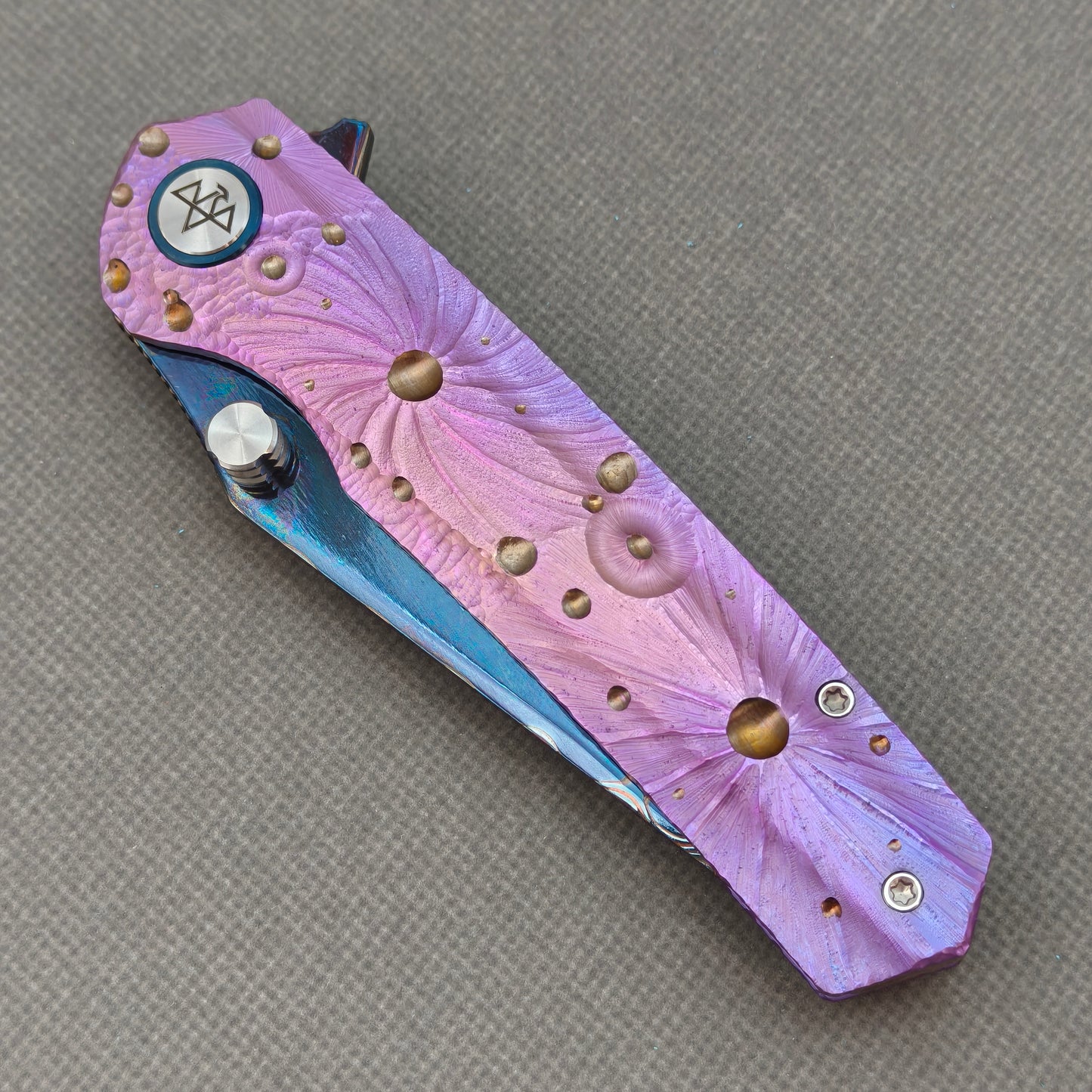 Vorixn "Impact Origin" Flipper & Daumenpin-Messer, Titan-gravierter, anodisierter Griff (9,14 cm Damaststahlklinge) KB079