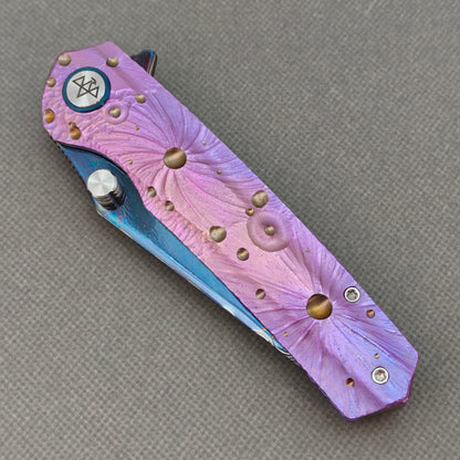 Vorixn "Impact Origin" Flipper & Daumenpin-Messer, Titan-gravierter, anodisierter Griff (9,14 cm Damaststahlklinge) KB079
