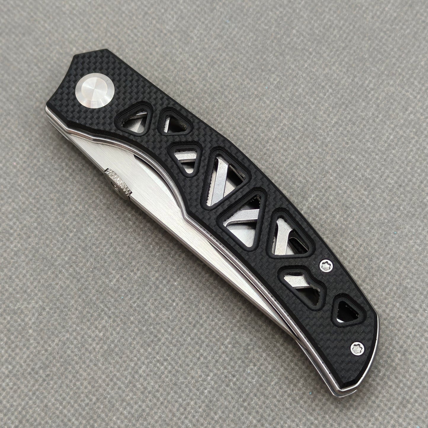 VORIXN KA003 closed non-clip side view showing black G10 handle design and pivot detail.