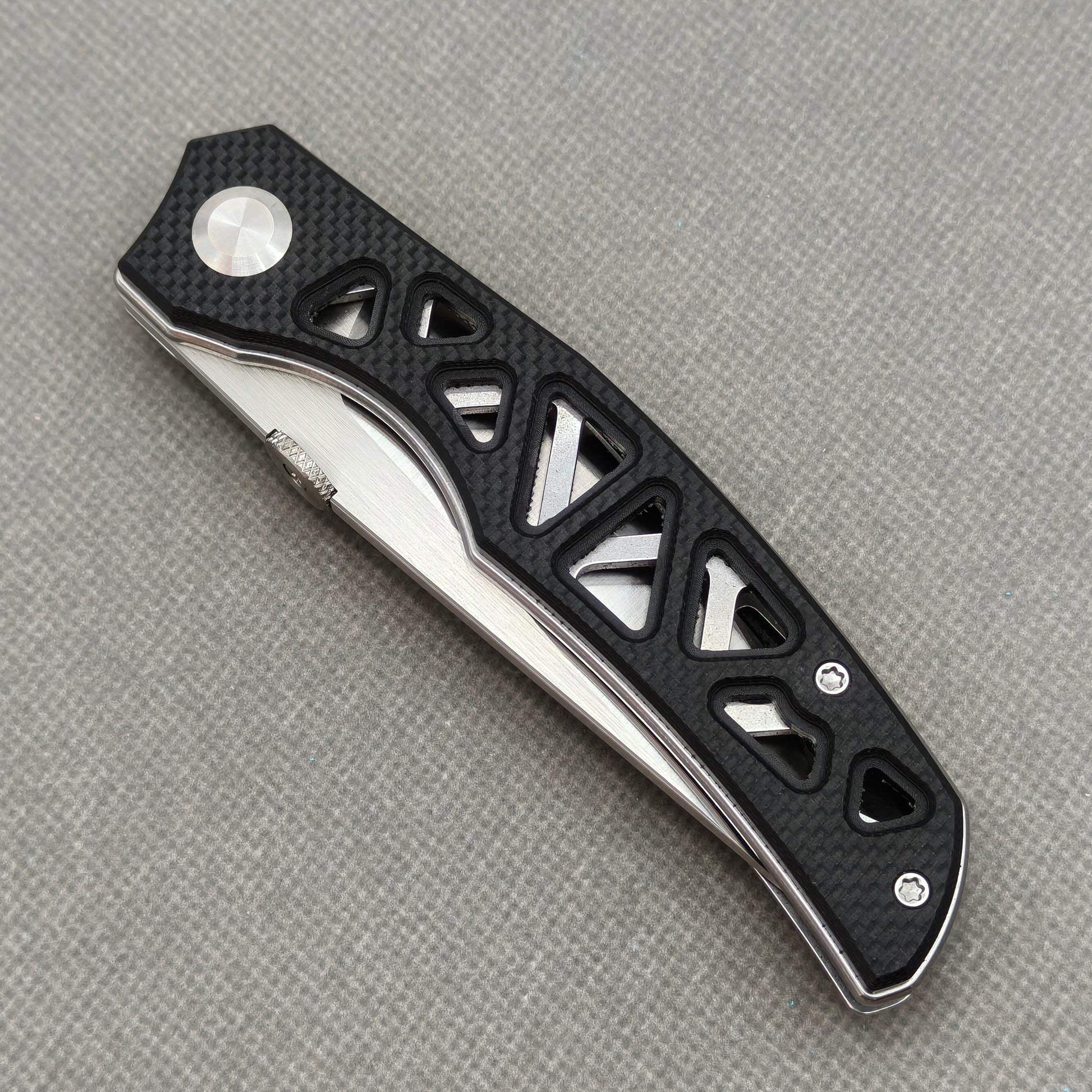 VORIXN KA003 closed non-clip side view showing black G10 handle design and pivot detail.