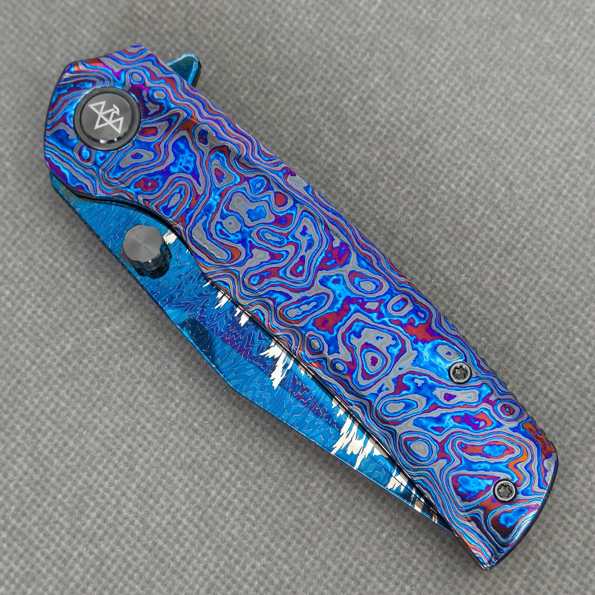 VORIXN KB082 Aurora Black Folding Knife – closed non-clip side view showing Hand-Flamed Zirconium handle design and pivot