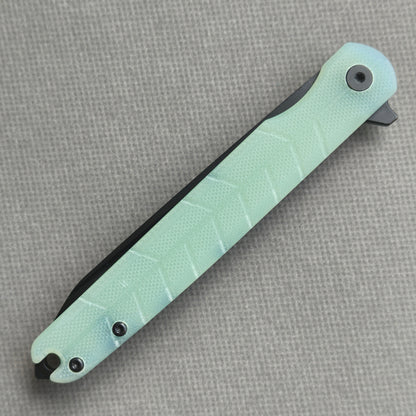 VORIXN KM004 closed non-clip side view showing carbon fiber handle design and pivot detail.