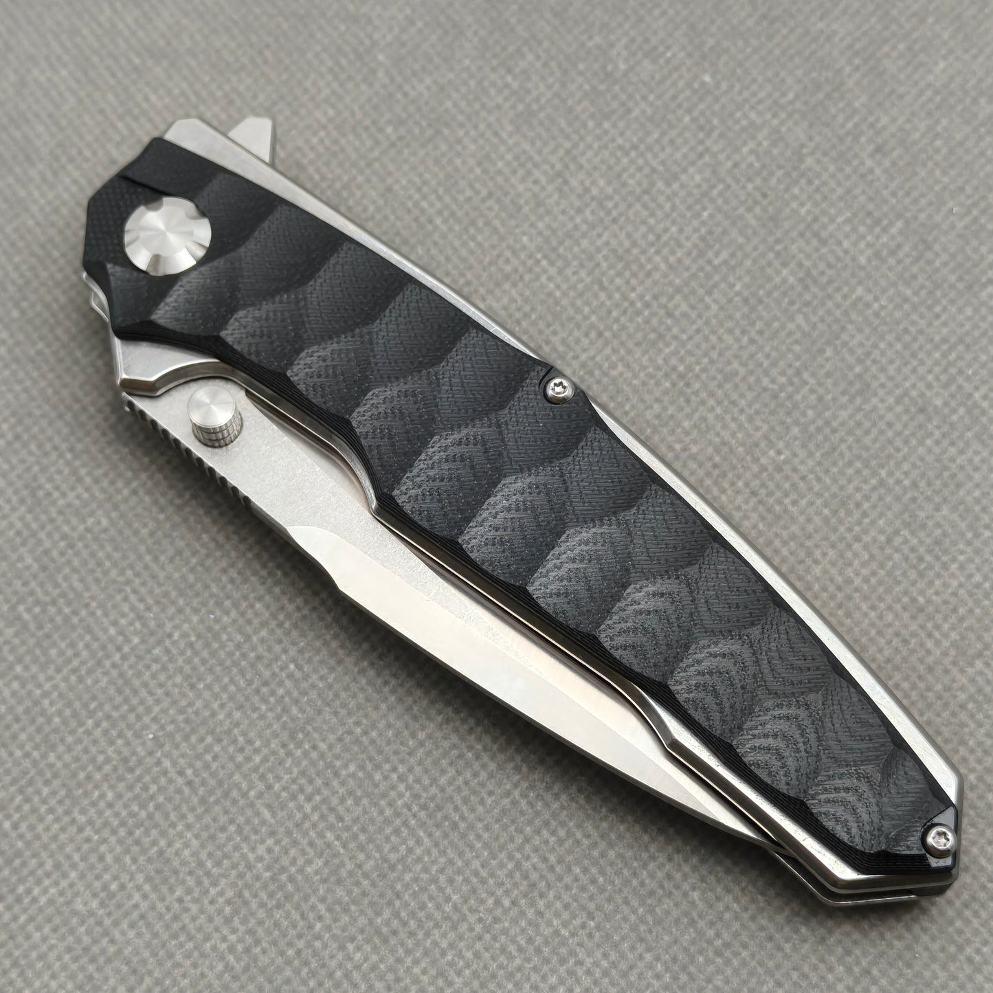 VORIXN KA009 closed non-clip side view showing black G10 handle design and pivot detail.