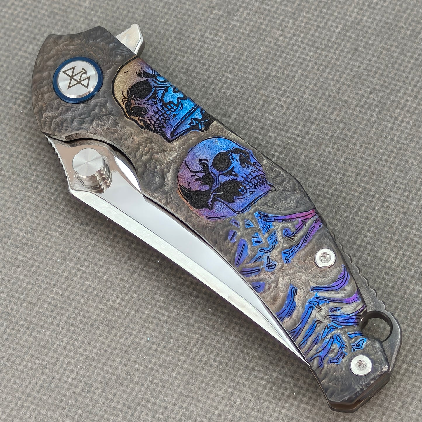 VORIXN „Skull Mirror“ Flipper- & Daumenpin-Messer, Titan-gravierter, anodisch gefärbter Griff (10,2 cm 10Cr15CoMoV Klinge) KB089