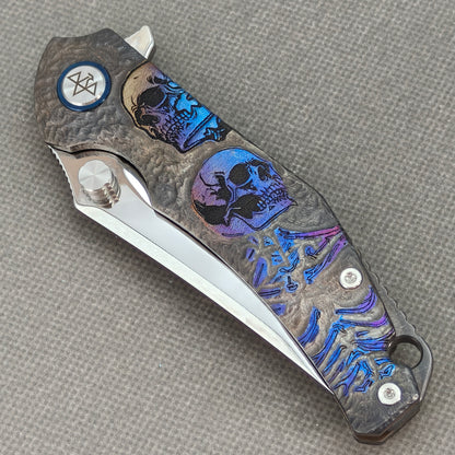 VORIXN „Skull Mirror“ Flipper- & Daumenpin-Messer, Titan-gravierter, anodisch gefärbter Griff (10,2 cm 10Cr15CoMoV Klinge) KB089