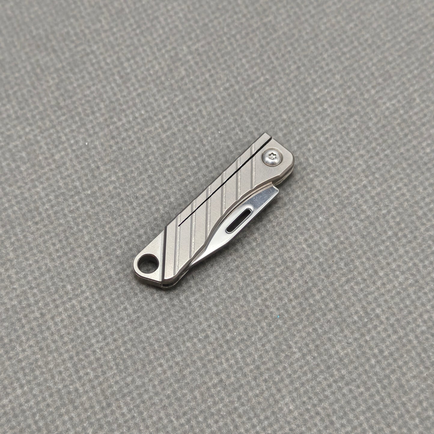 VORIXN NA002 Super Tiny Folding Knife – closed clip side view showing handle and pocket clip