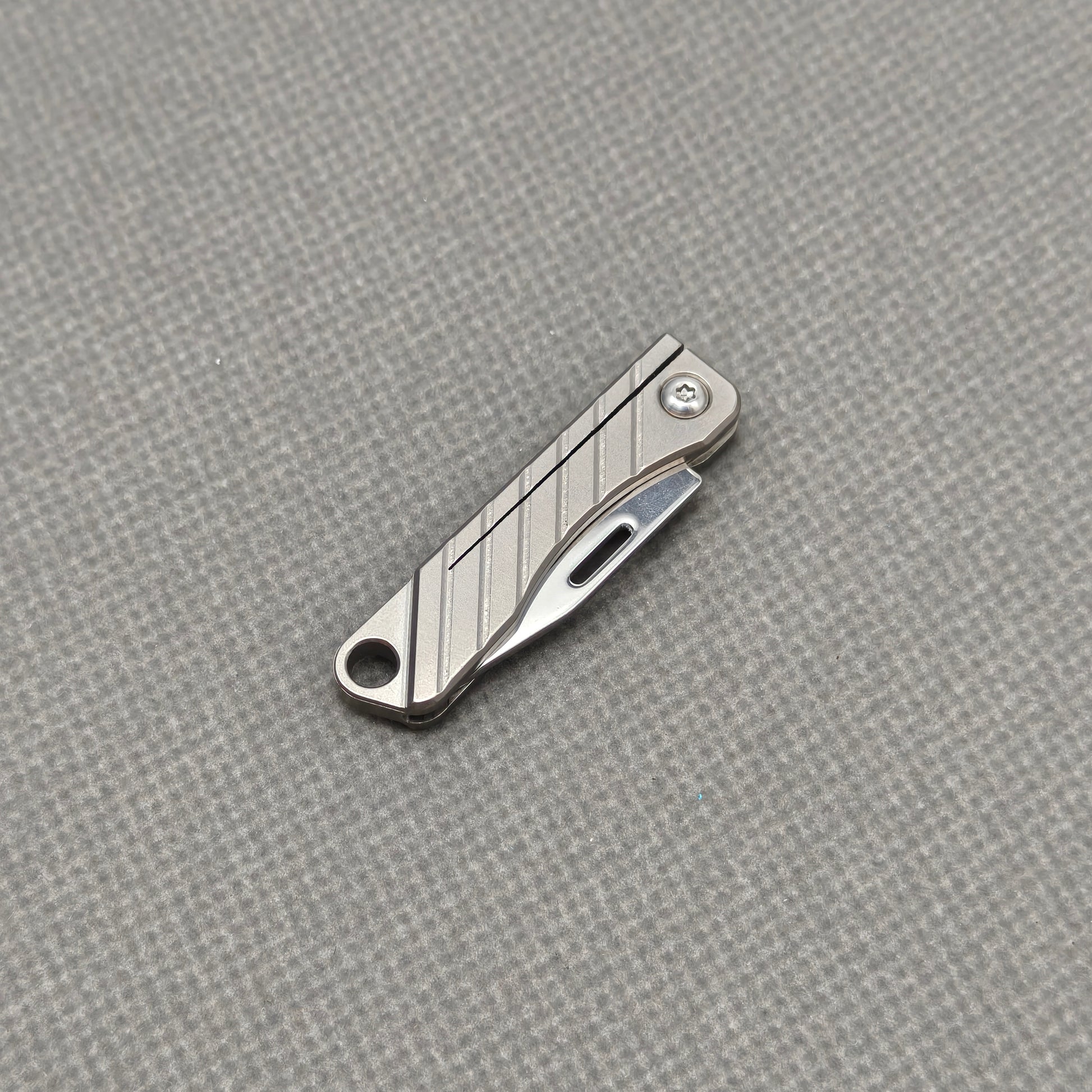 VORIXN NA002 Super Tiny Folding Knife – closed clip side view showing handle and pocket clip