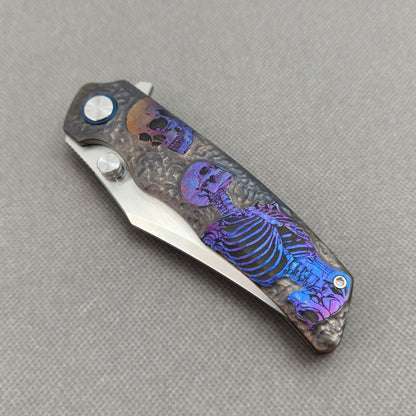VORIXN "Skull Titanium" Flipper- & Daumenpin-Messer Titan-gravierter, eloxierter Farbgriff (9,9 cm 10Cr15CoMoV Klinge) KB033