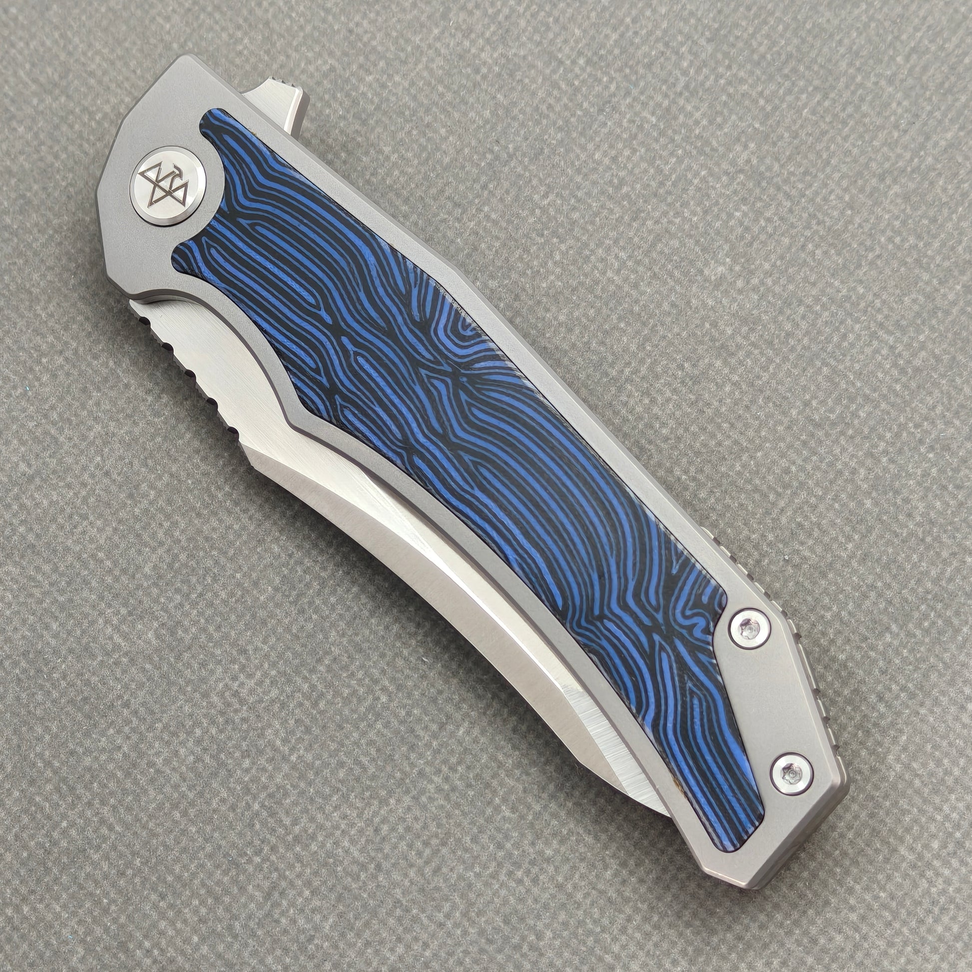 VORIXN Carbon Crest KB003 Folding Knife – closed non-clip side view showing Titanium & G10 handle design and pivot
