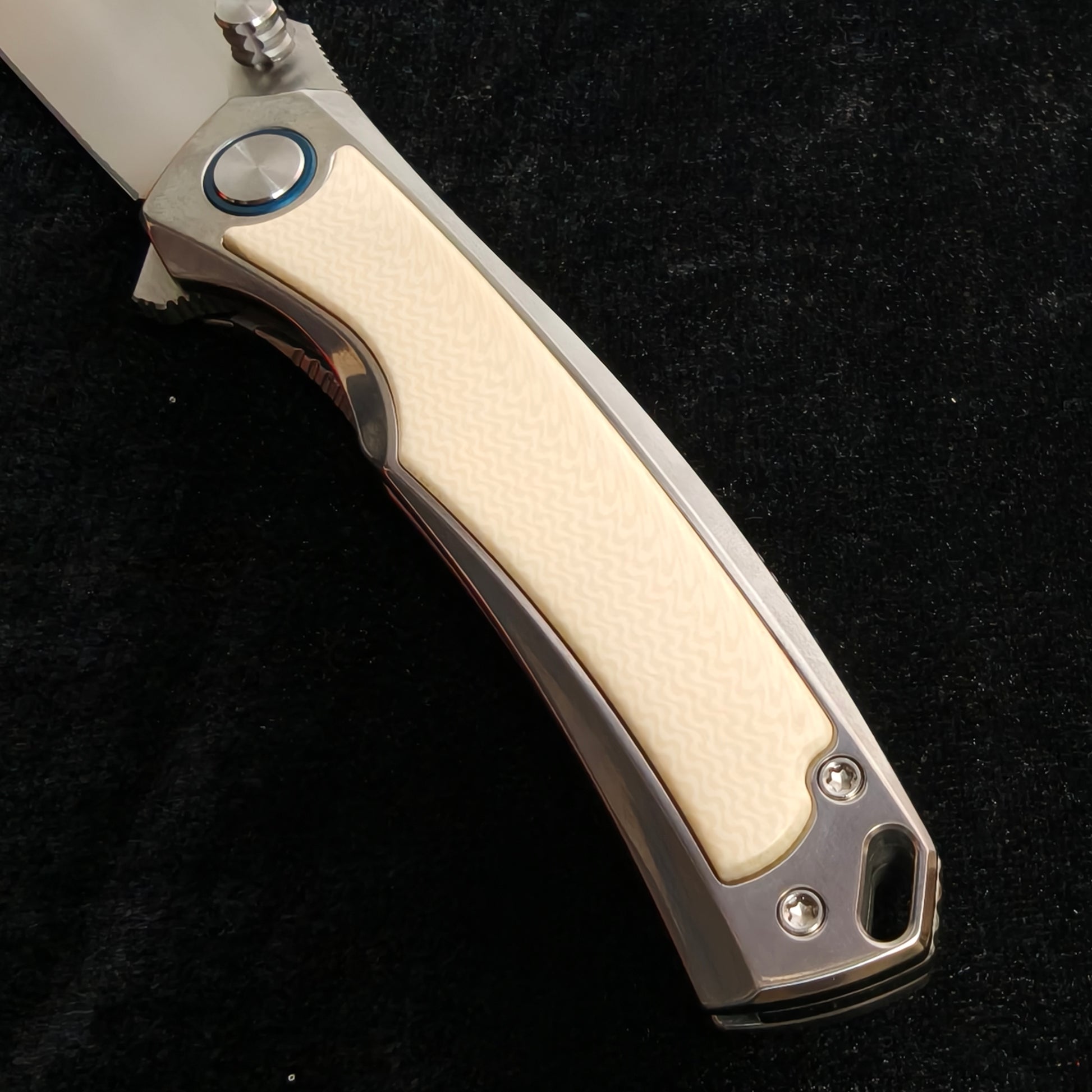 VORIXN LUCENT folding knife, handle detail design visible, full knife non-clip side