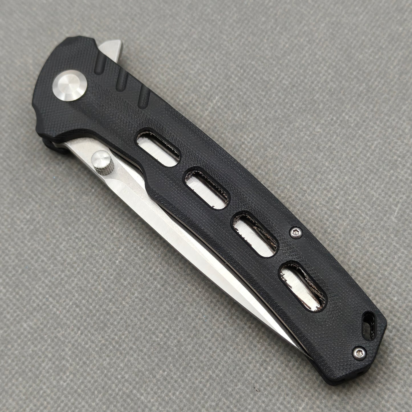 VORIXN KA001 closed non-clip side view showing black G10 handle design and pivot detail.