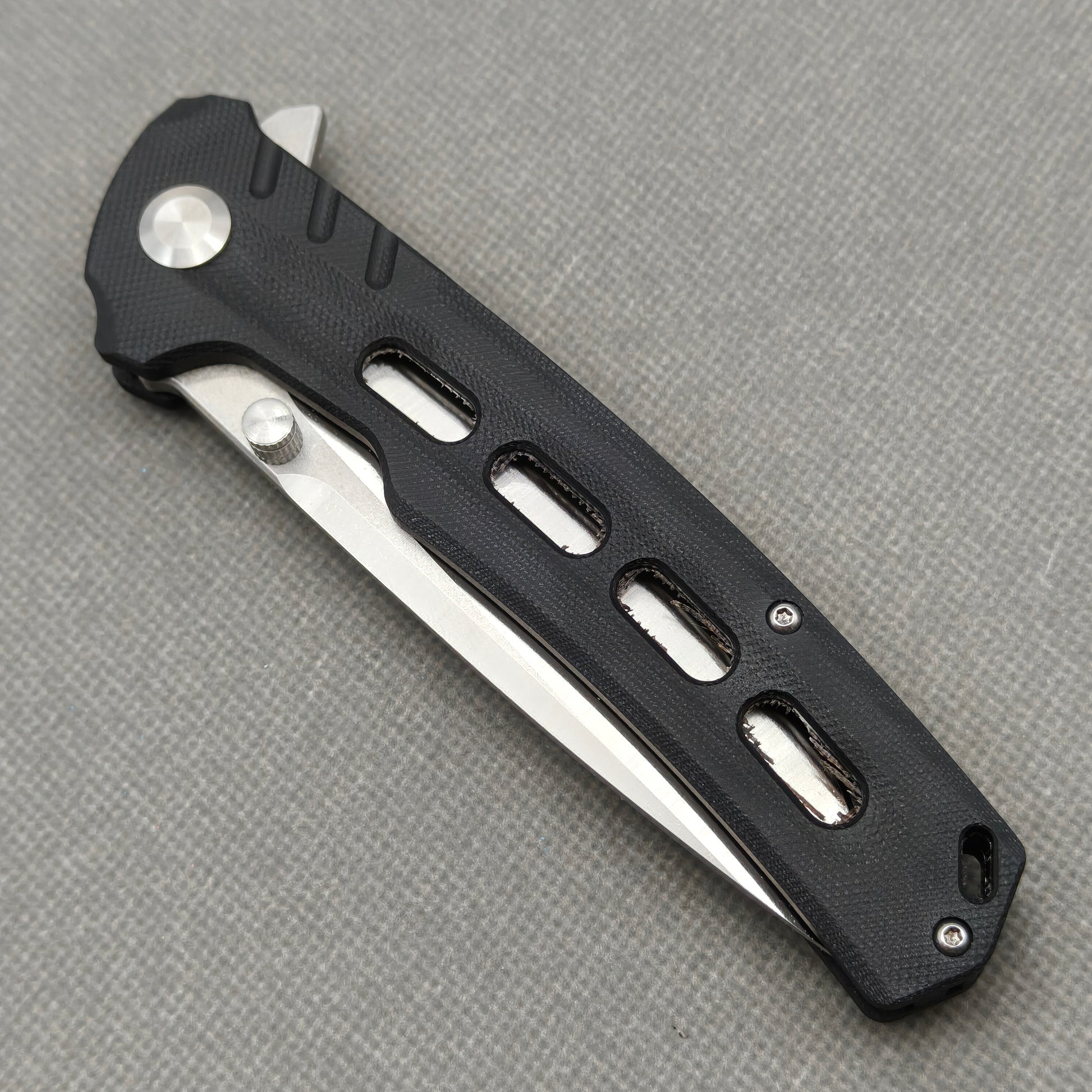 VORIXN KA001 closed non-clip side view showing black G10 handle design and pivot detail.