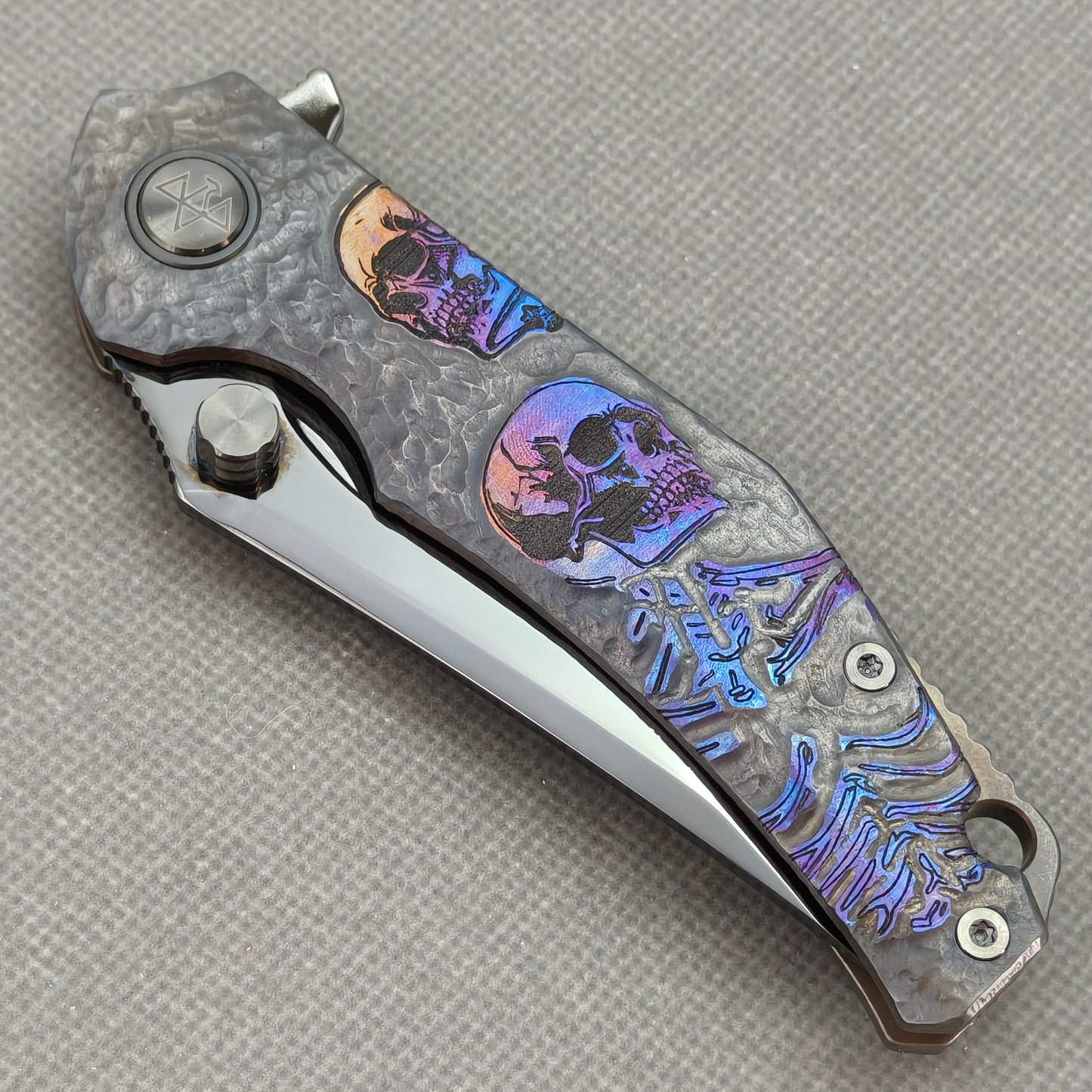 VORIXN „Skull Eclipse“ Flipper & Daumenpin Messer mit titanbeschichtetem, graviertem und eloxiertem Griff (10,2 cm 10Cr15CoMoV Klinge) KB090