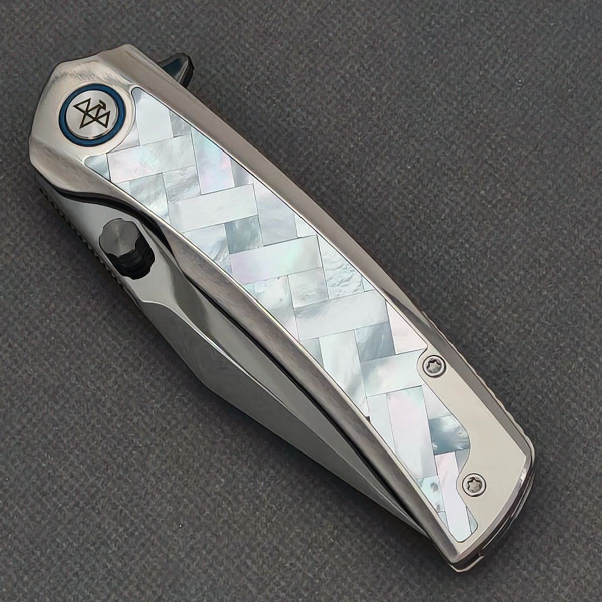 VORIXN Ocean Mirage KB093 folding knife, closed view showing the white basketweave-pattern inlay and blue pivot ring.