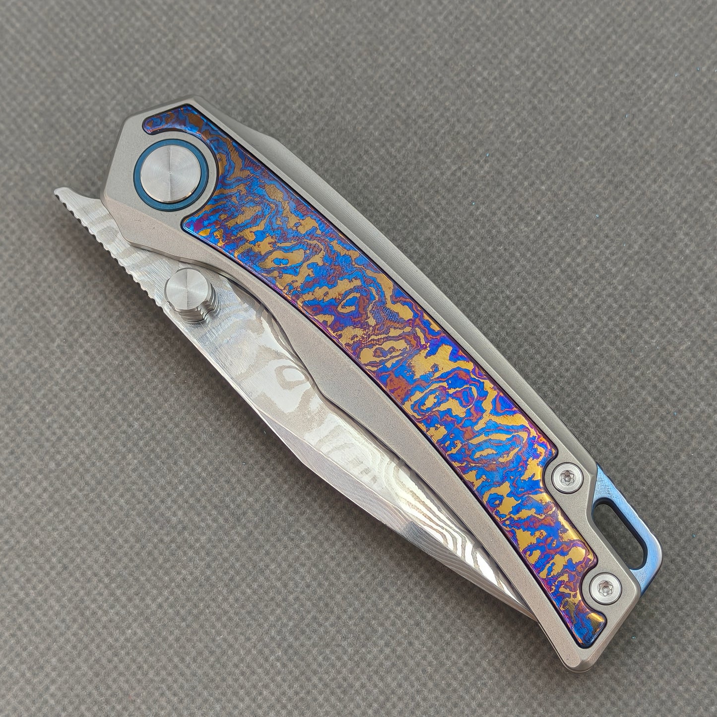 Vorixn „Abyssal“ Flipper- und Daumenpin-Messer mit Griff aus Titanflamme und Zirkoninlay (3,8" Damastklinge) KB039 