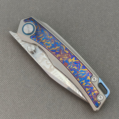 Vorixn „Abyssal“ Flipper- und Daumenpin-Messer mit Griff aus Titanflamme und Zirkoninlay (3,8" Damastklinge) KB039 