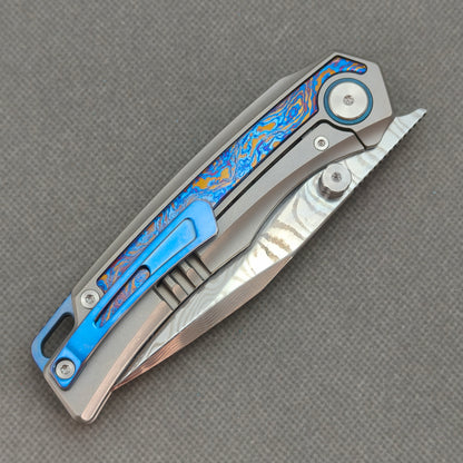 Vorixn „Abyssal“ Flipper- und Daumenpin-Messer mit Griff aus Titanflamme und Zirkoninlay (3,8" Damastklinge) KB039 