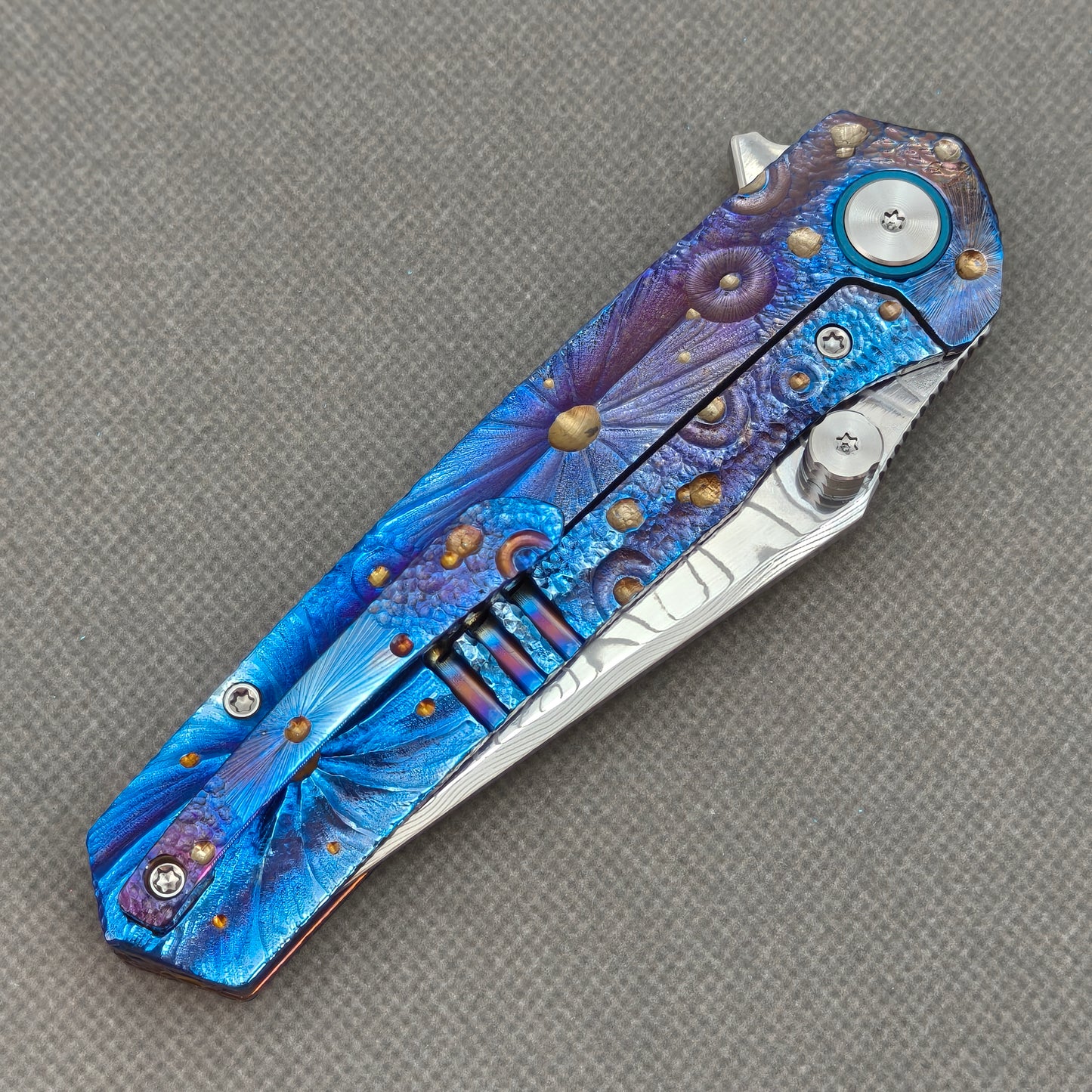 Couteau à flipper et à goujon de pouce Vorixn « Impact Origin » Manche anodisé gravé en titane (Lame en acier Damas de 3,6") KB049