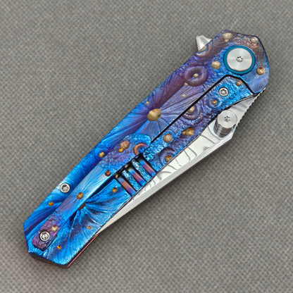 Couteau à flipper et à goujon de pouce Vorixn « Impact Origin » Manche anodisé gravé en titane (Lame en acier Damas de 3,6") KB049