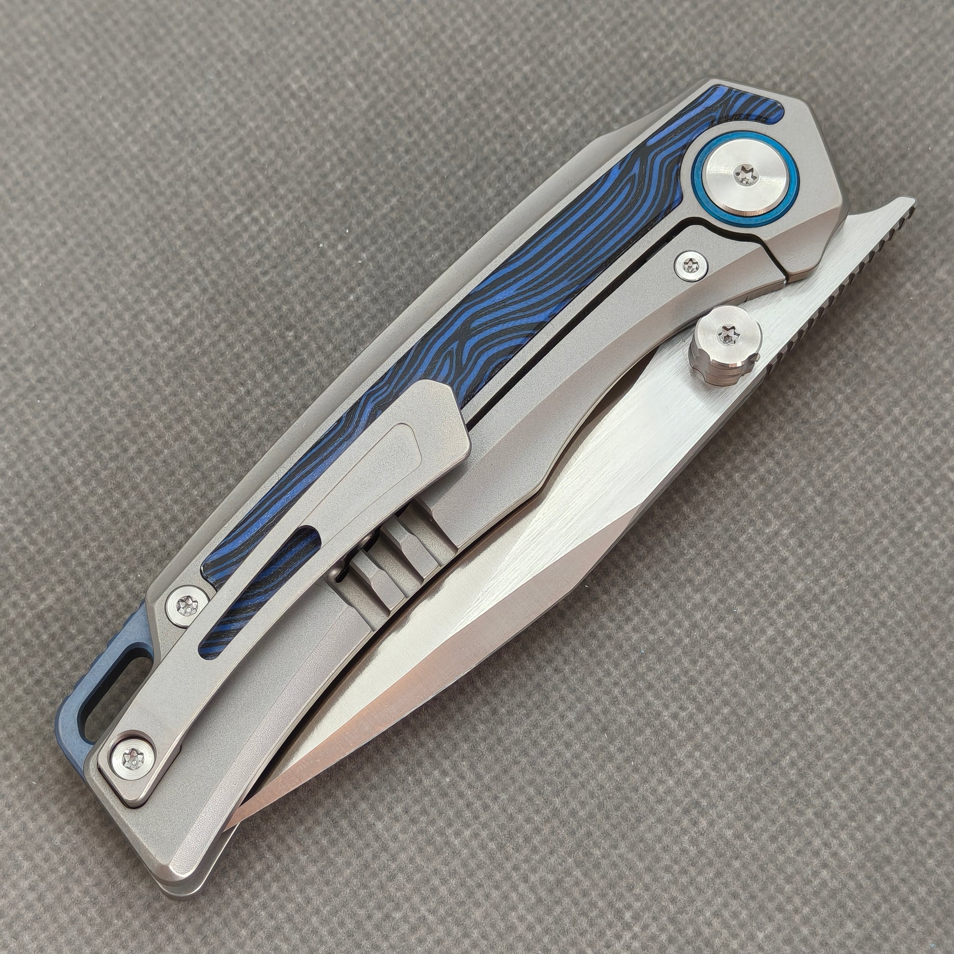 VORIXN KB005 closed clip-side view with pocket clip, screws, and G10 handle back.
