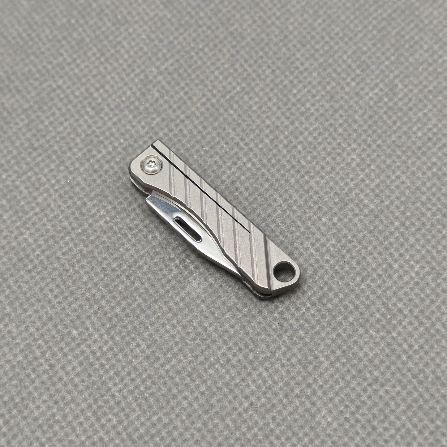 VORIXN NA002 Super Tiny Folding Knife – spine side view showing handle thickness and blade alignment