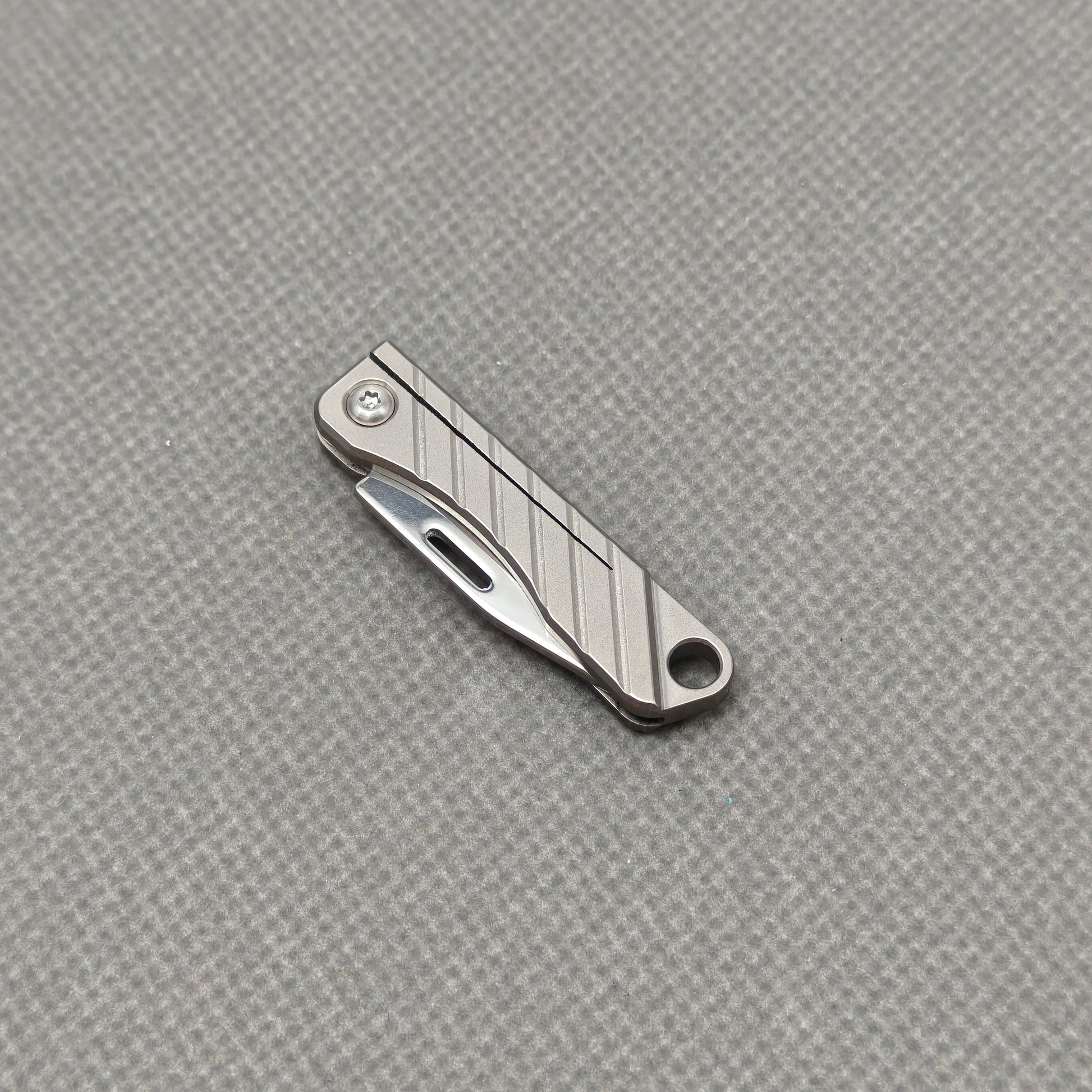 VORIXN NA002 Super Tiny Folding Knife – spine side view showing handle thickness and blade alignment