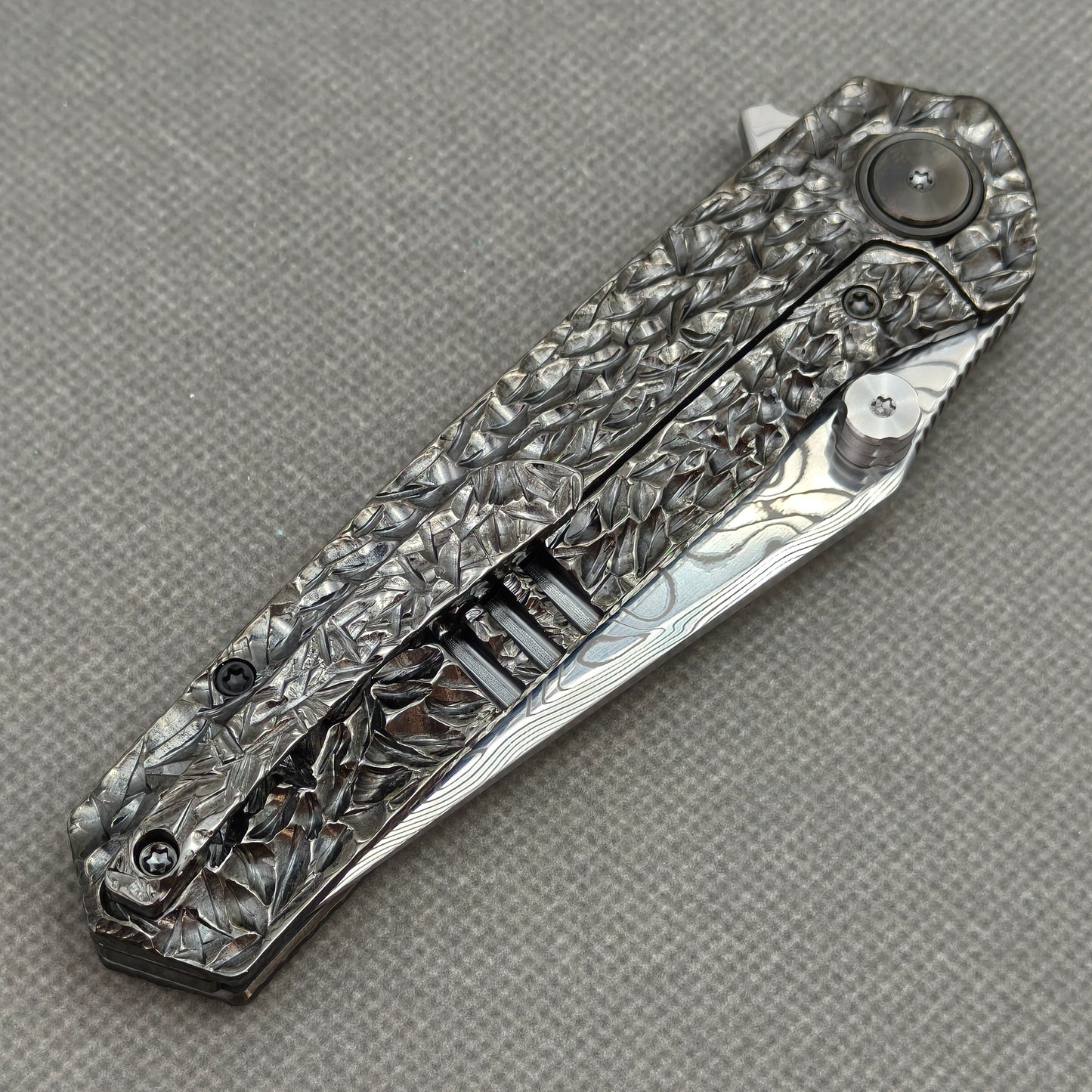 VORIXN "Blackscale" Flipper & Daumenpin-Messer, handgeschnitzter & DLC-beschichteter Titan-Griff (9,1 cm Damastklinge) KB088