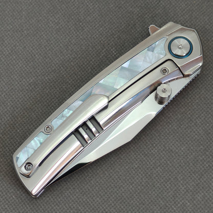 VORIXN "Ocean Mirage" Flipper & Daumenpin-Messer mit weißer Perlmutt-Einlage im Titan-Griff (9,7 cm M390 Klinge) KB092
