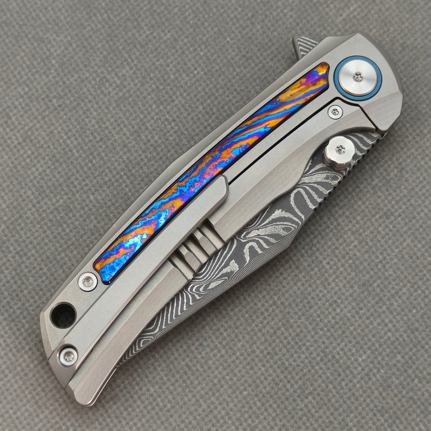 Vorixn „Nebula“ Flipper- und Daumenpin-Messer mit Griff aus Titanflammen-Zirkuinlay (3,8" Klinge aus Damaststahl) KB018 