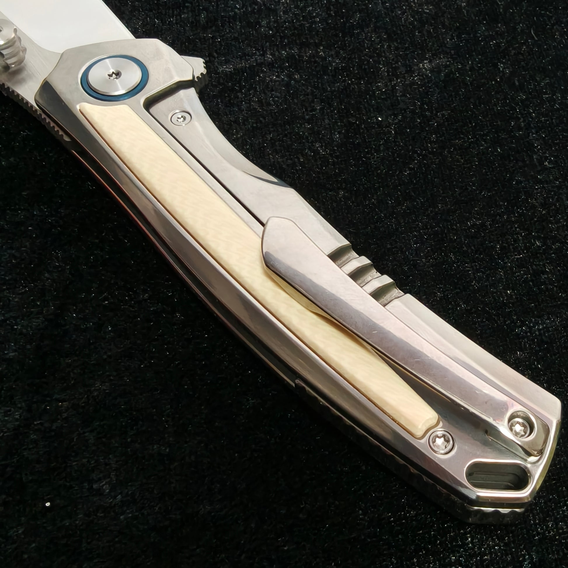 VORIXN LUCENT folding knife, handle detail design visible, full knife clip side