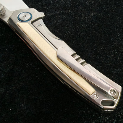 VORIXN LUCENT folding knife, handle detail design visible, full knife clip side